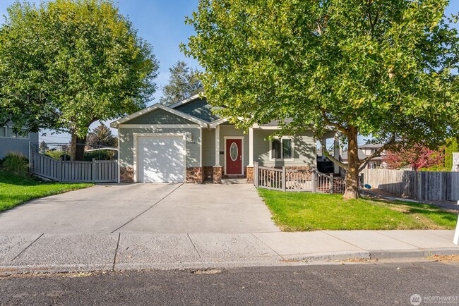 Building Photo - 3 Bed 2 Bath one story home