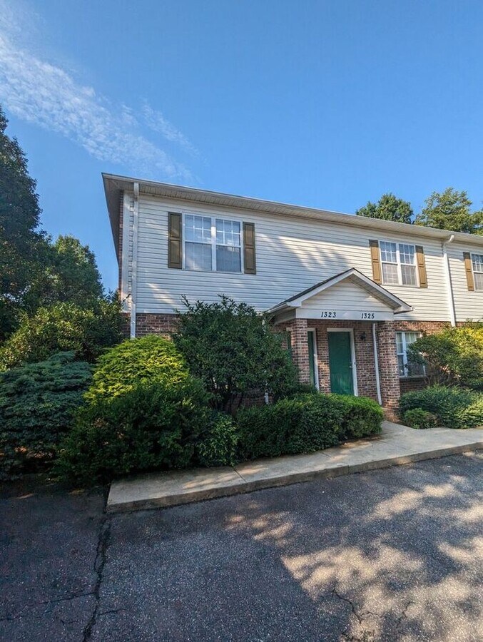 2BD/1.5BA Townhome in Strawberry Patch - 2BD/1.5BA Townhome in Strawberry Patch