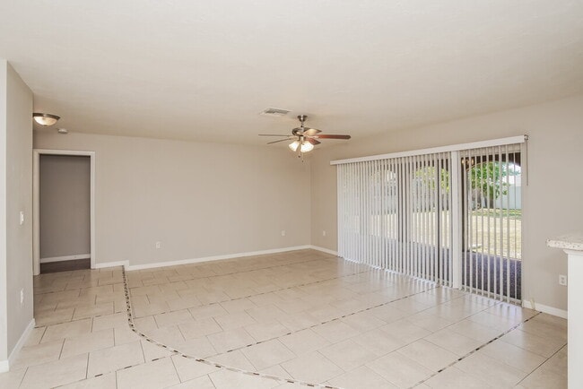 Photo - 4542 Charing Cross Rd