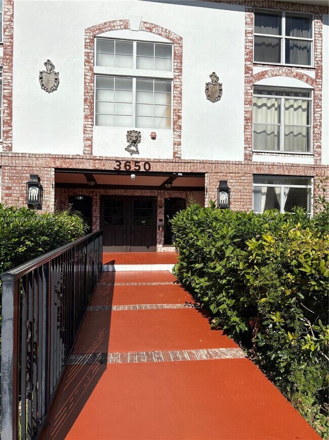 Building Photo - 3650 Inverrary Dr Unit 1N