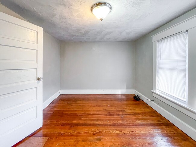 Photo - PRELEASING for AUGUST! Close to Campus: In-Unit Washer and Dryer
