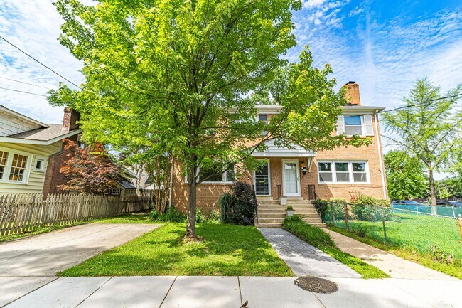 Building Photo - Charming Del Ray Home with Modern Updates and Ideal Location