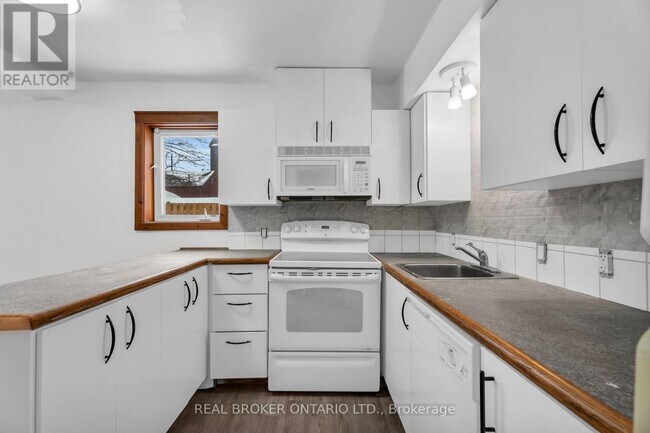 Photo - UNIT B - 18 FIRST AVENUE