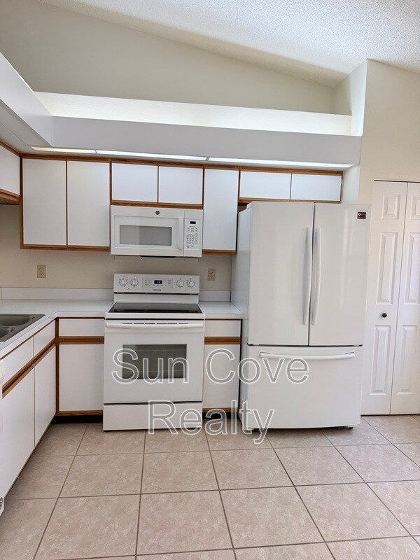 Photo - 5215 Lochmead Terrace