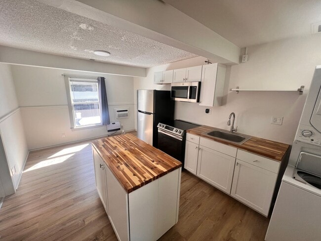 Building Photo - 520 S Curry St Unit 201 Rental