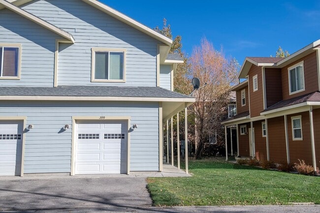 Building Photo - Fully Furnished 2 BR Townhouse in Driggs with Attached Garage