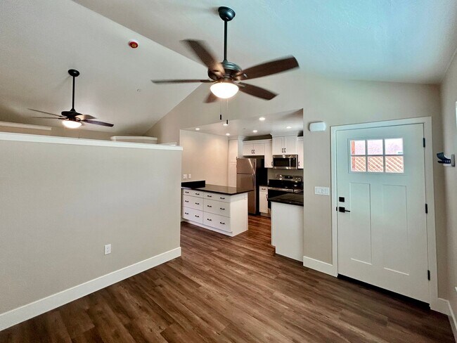 Photo - $1,595 Clovis Cottage,  1 Bed / 1 bath - 5th & Sunnyside Ave. / Solar Included!