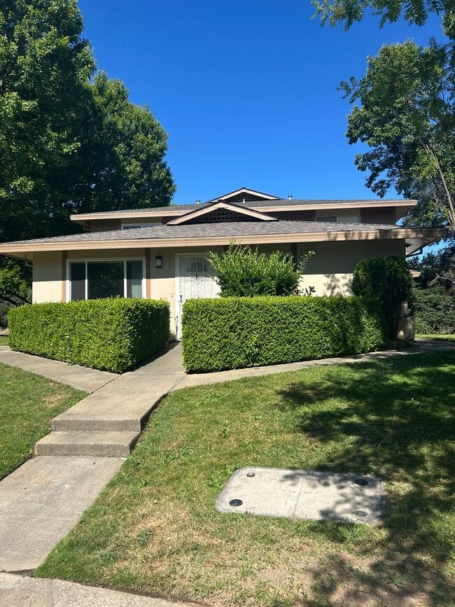 Building Photo - Lovely 2 bedroom 1 bath condo #1 Unit 1