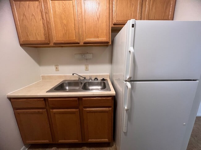 Building Photo - 2 Bedroom 1 Bathroom Garden Apartment Avai... Unit 1819-A2