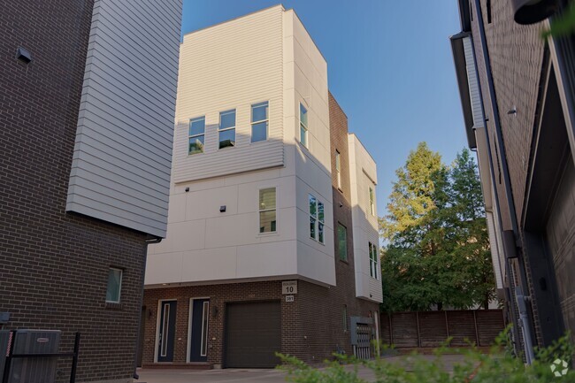 Building Photo - 381 E Greenbriar Ln Rental