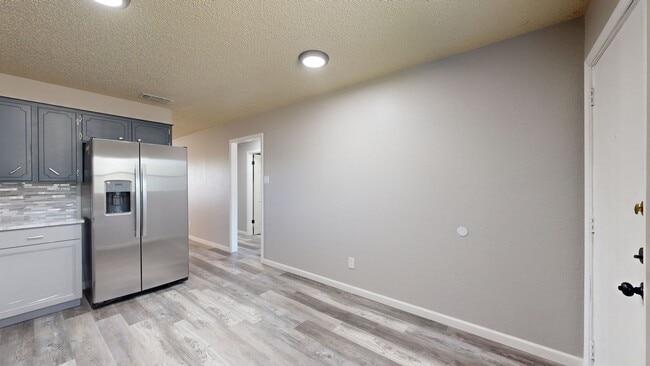 Photo - PRICE IMPROVEMENT $995 + 2 WEEKS FREE RENT!