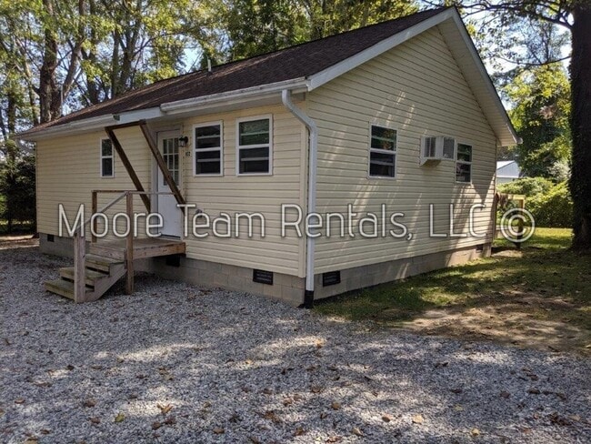 Building Photo - Cozy 2 Bed House with Deck & Yard