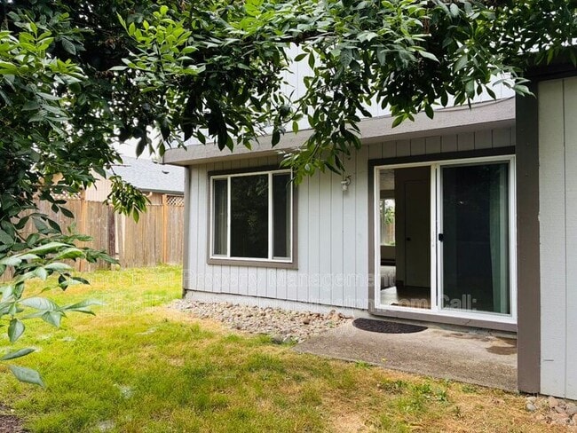Photo - 933 NW Sequoia Ave