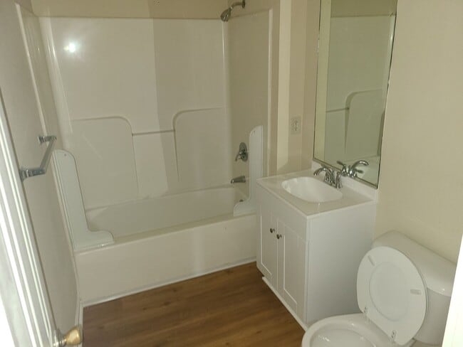Building Photo - Burlington 4 Bed, 1 Bath - Nice Neighborhood Rental