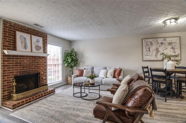 Photo - 587 Wedgewood Dr