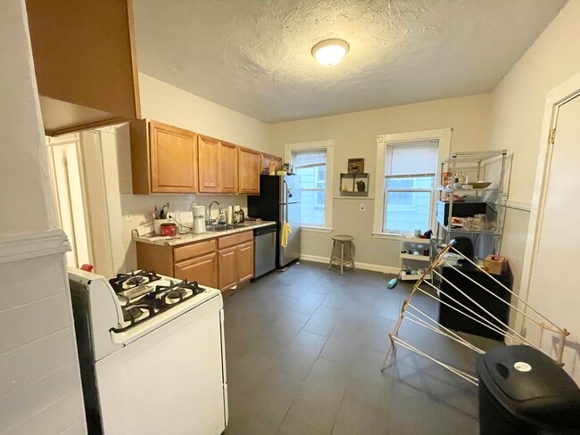 Building Photo - 10 Wave Ave Unit 3
