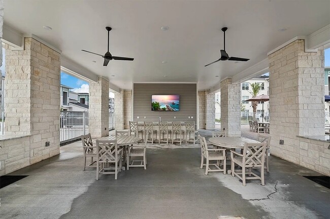 Building Photo - 3301 Gulf Fwy Unit 10205-1