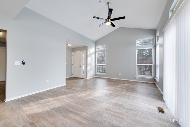 Photo - 460 Mayflower Ln