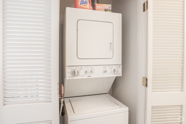 1BR, 1BA - 714 SF