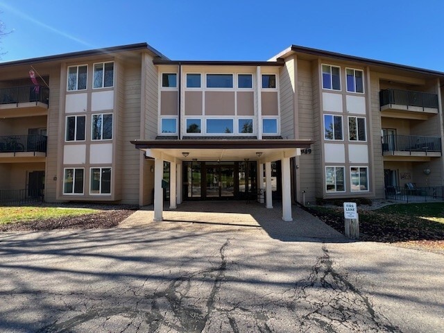 Building Photo - 3988 Fairway Hills Dr Unit A