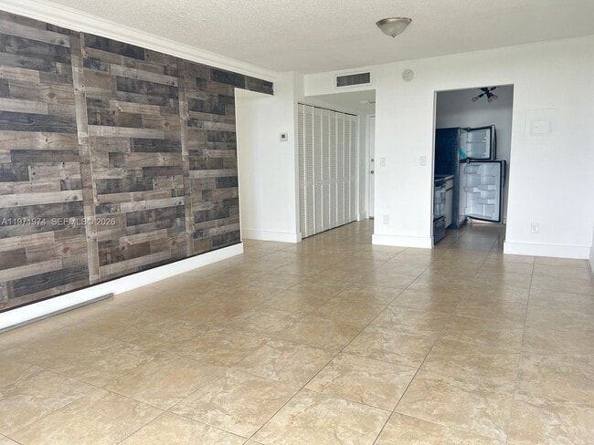 Photo - 2000 NE 135th St Unidad 406