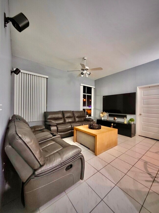 Photo - 7400 W 20th Ave Unidad 213