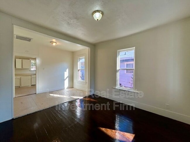 Photo - 2924 Dupont St
