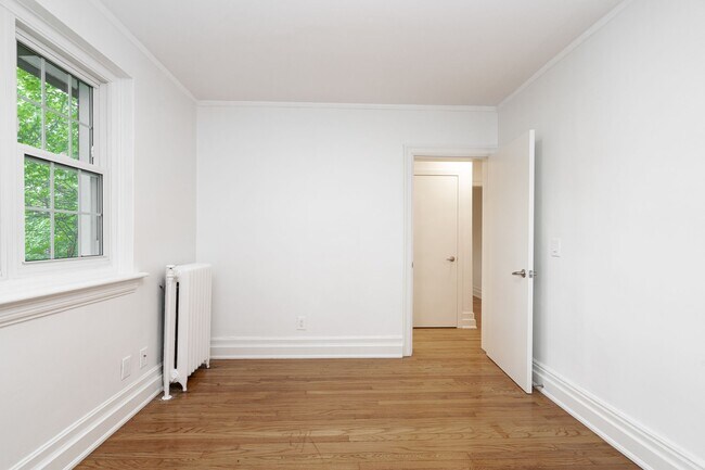 Photo - 2875 Yonge St