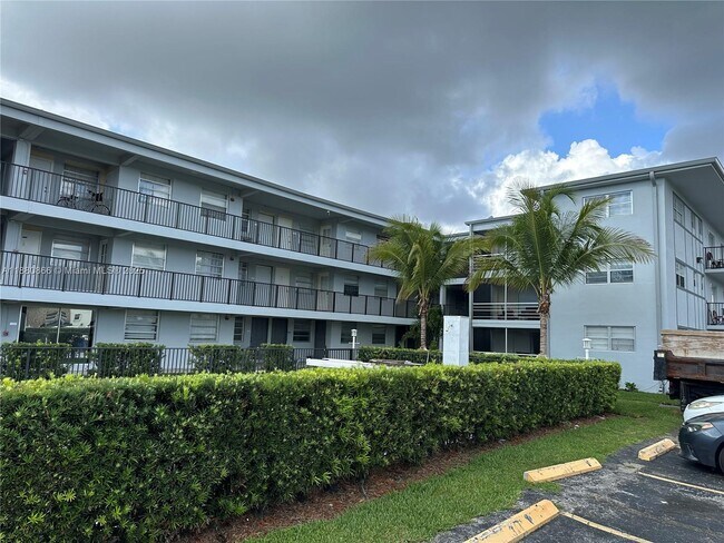 Building Photo - 1100 NE 1st Ct Unit 313 Rental