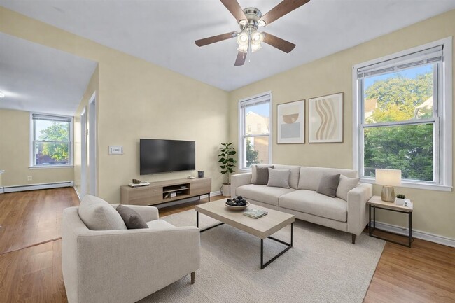 Building Photo - 143 W 3rd St Unit 2