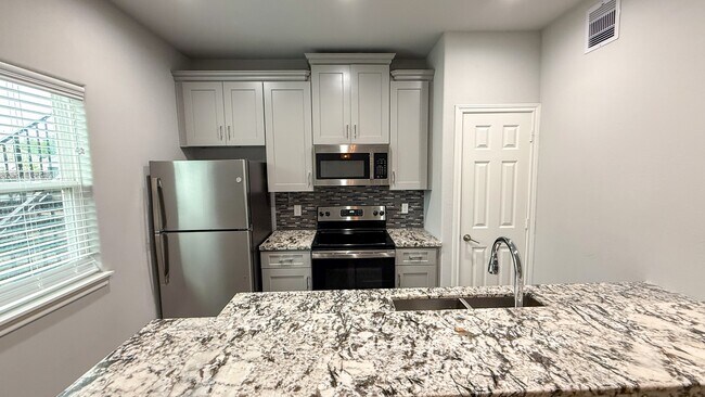 7823 Gladstone St Unidad B2