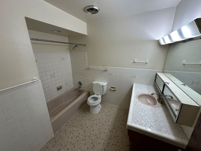 Photo - 7343 N Teutonia Ave Apartment Unit #10
