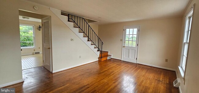 Photo - 230 E Whitlock Ave
