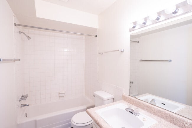 2BD, 1BA - 843SF - Bathroom