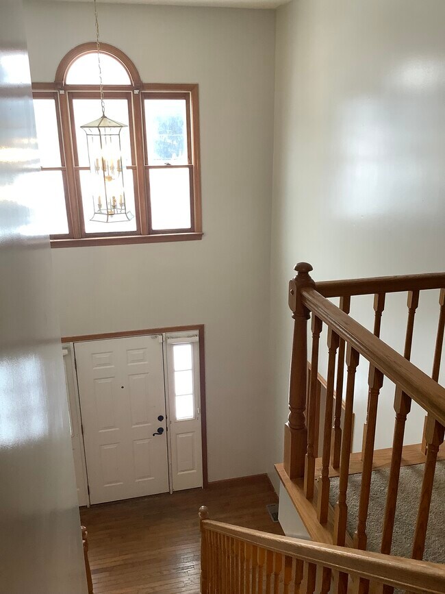 Parte superior de la escalera mirando hacia abajo. - 930 Barks Rd E