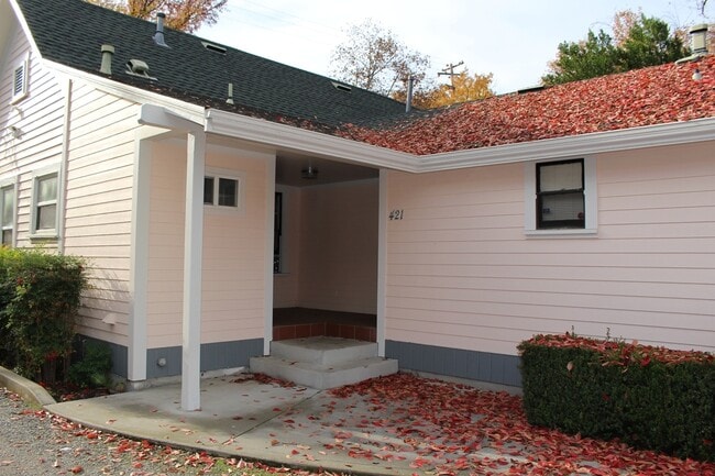 Building Photo - 417-421 Normal Ave Unit 421 Normal Ave