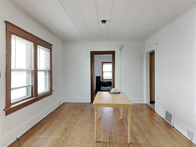52 E Daniel St