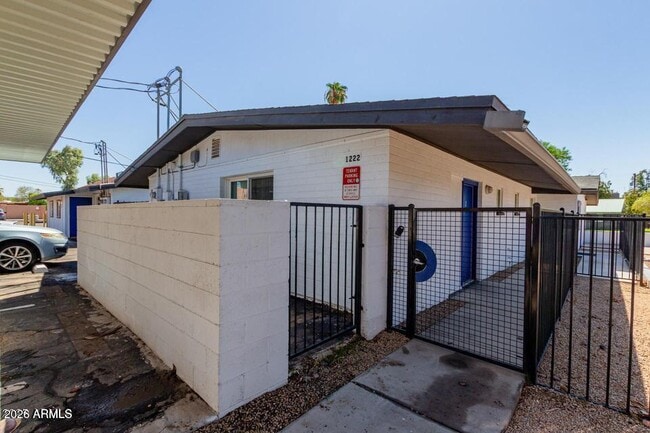 Building Photo - 1222 W 4th St Unit 2