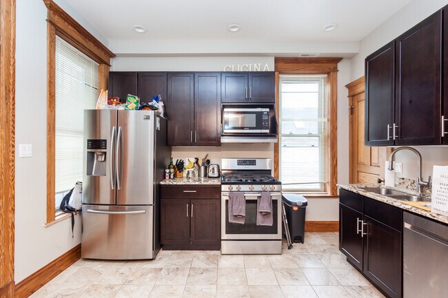 Photo - 1032 W Roscoe St Unit 3