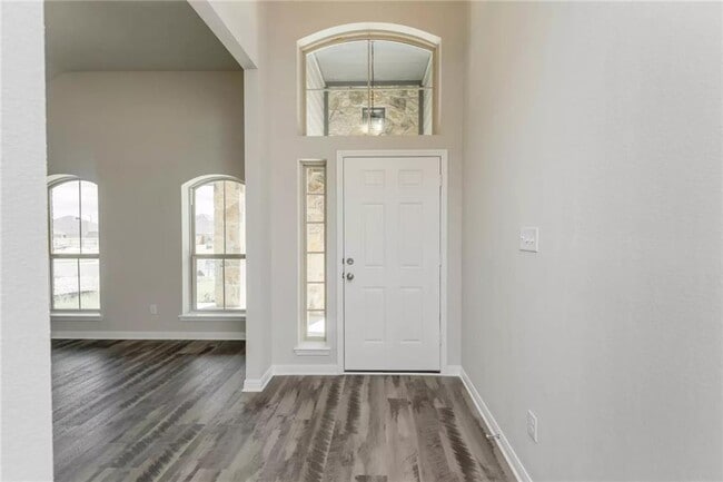 Photo - 5118 Leaning Tree