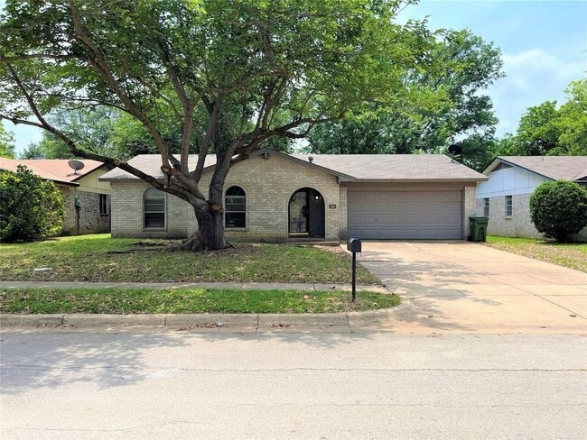 Building Photo - 2310 Dartmouth Dr