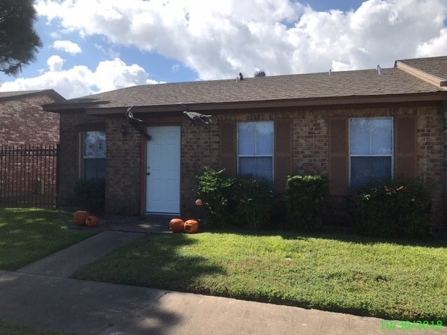 Building Photo - 3 BEDROOM 2 BATH PATIO HOME WITH 1112 SF