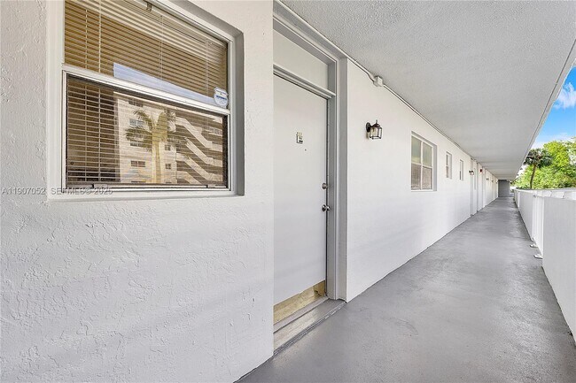 Photo - 3600 NE 170th St Unidad 211