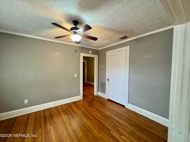 Photo - 2325 Myra St