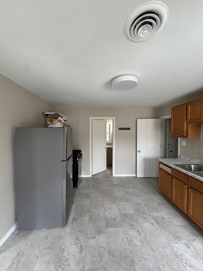 Photo - 305 E Clarence St