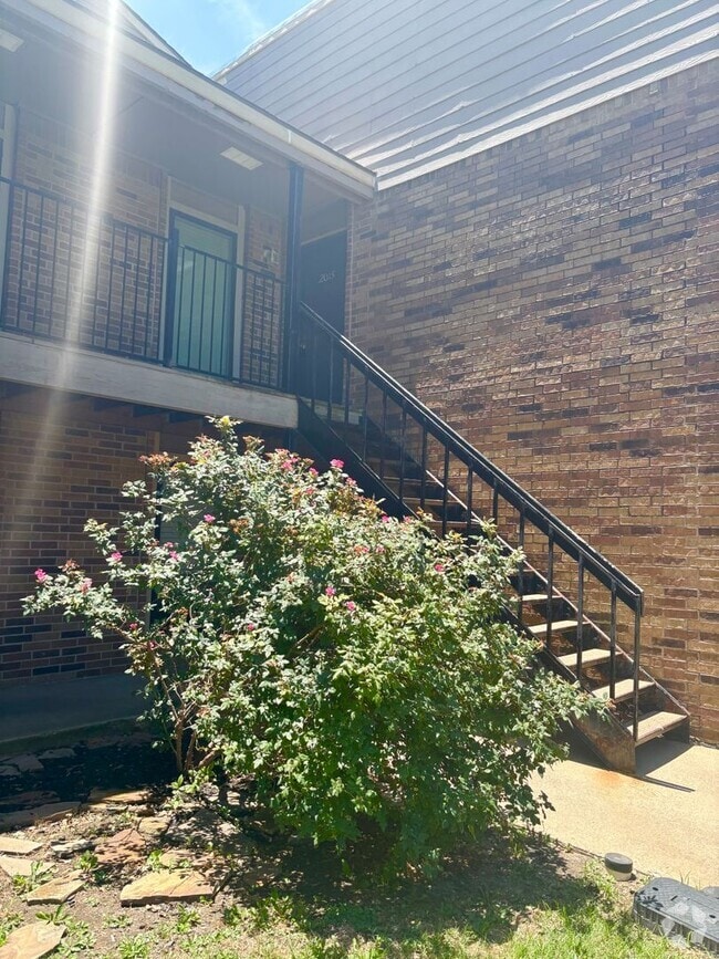 Building Photo - Move-In Ready Condo with Pool, Fireplace i...
