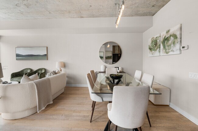 Photo - 95 Bathurst St