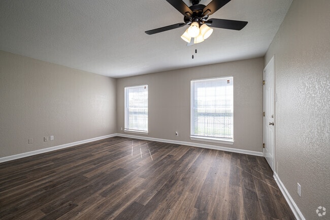 2BR, 1BA - 771SF - Living Room