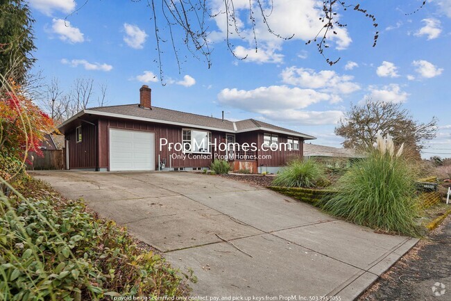 Building Photo - 5 Bedroom Charmer in Milwaukie! Close to C... Rental