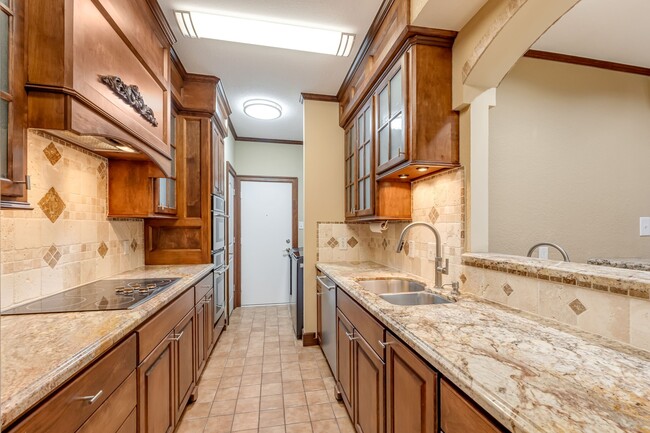 Building Photo - 516 S Post Oak Ln Unit 18